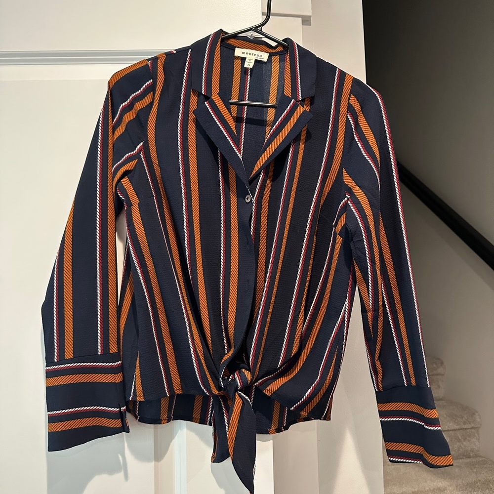 Monteau tie front button up top